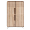 Moderne houten kast met zwarte handgrepen