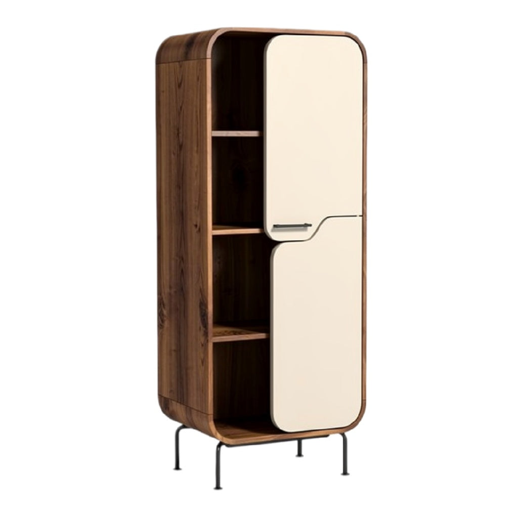 Moderne houten kast met strakke lijnen en witdeuren.